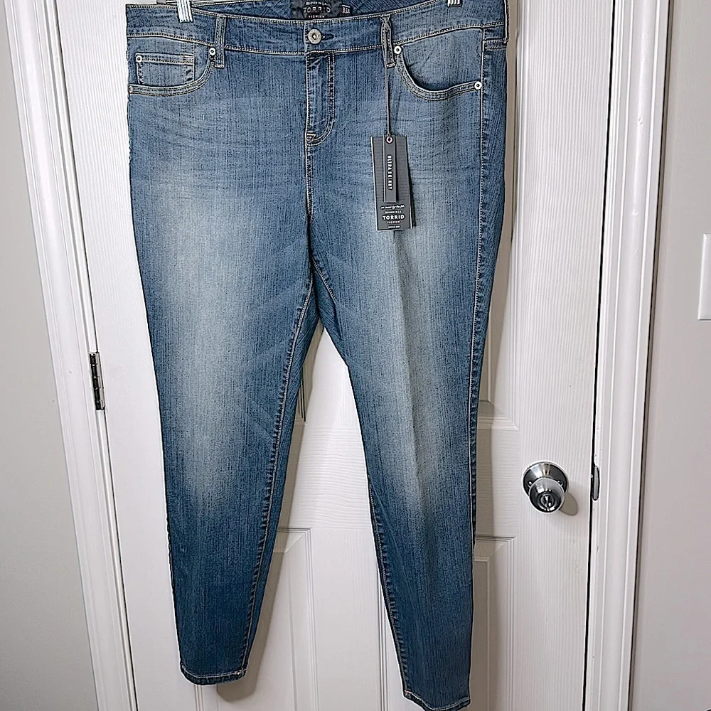 Don’t miss OUT 👀! NWT - fresh pair of skinny 👖 anyone? These are premium ultra - Picture 10 of 16